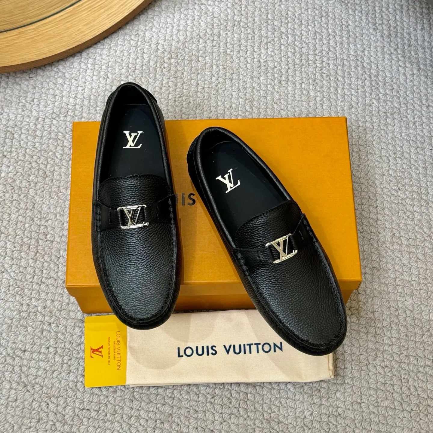 Men's men's shoes 💰420 (Yangli) LV 2⃣️0⃣️2⃣️5️⃣Spring and summer counter GLORIA series models ✈️Original factory special leather production, original last type. A classic driving slip-on casual shoe that shows an elegant style with exquisite craftsmanship details such as Monogram embossing all over the upper🌀Italian imported calfskin fabric Sheepskin foot pads➕Inside～Private mold replica sole Unique style Comfortable driving slip-on Size: 4-12 (38-46) Comes with [Counter packaging: original box, wrapping paper, card, instruction manual, shoehorn, cloth bag] No pressure to enter and leave the counter!
